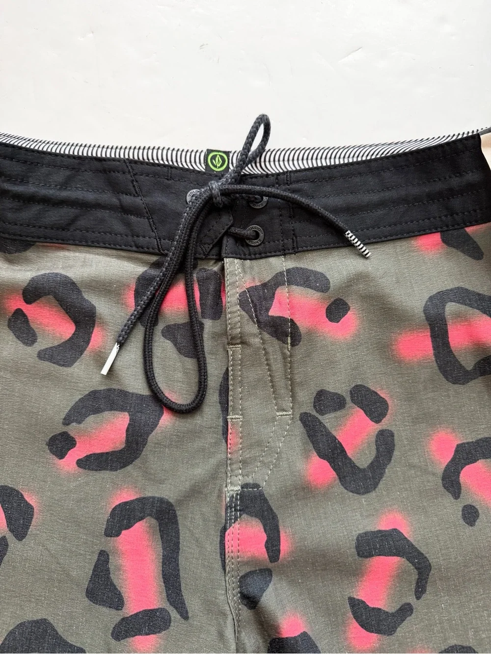 NWT VOLCOM MENS STONE PARTY ANIMALS BOARDSHORTS IN MILITARY Size 34